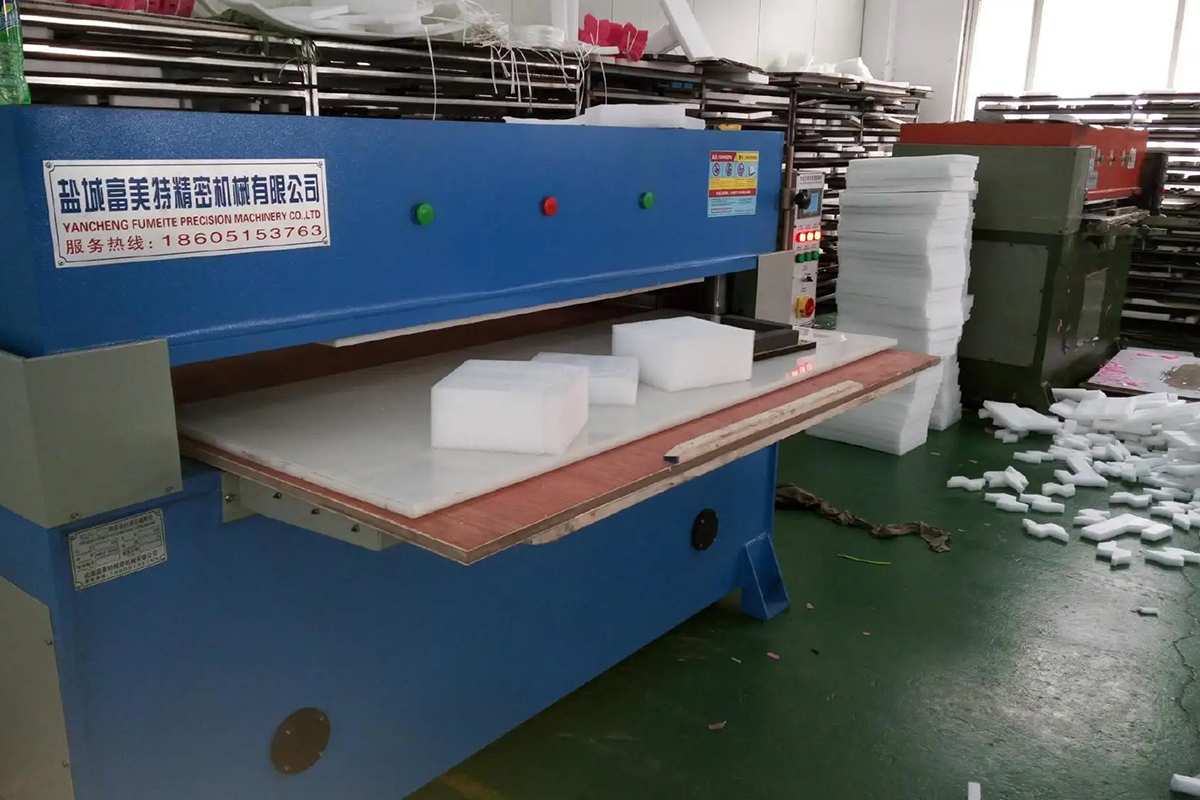 裁斷(duan)機(jī)生(sheng)産(chan)車(che)间一(yi)角